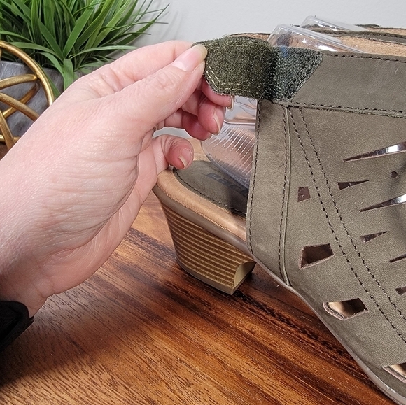 Earth Olive Green Leather Heeled Sandals Oerforated Design Lace up Size 9 D Wide - Picture 9 of 17